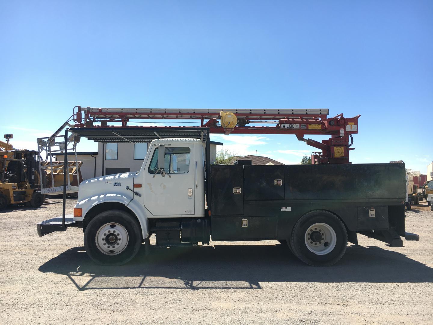 CAMION CON CANASTILLA INTERNATIONAL 4700 4X2